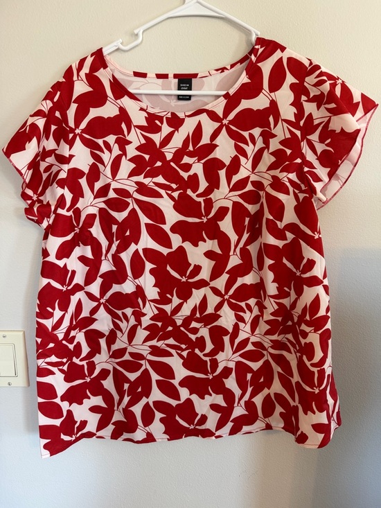SHEIN Tops - SHEIN Red and White Floral Short Sleeve Blouse